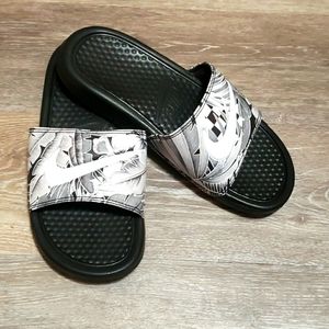 NWOT*Nike Slides